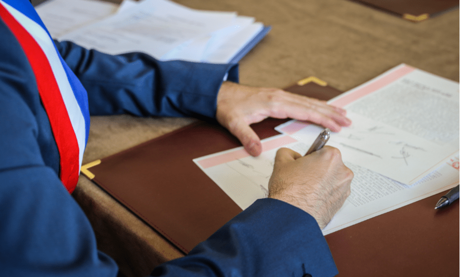 Maire de commune signant un acte pouvant ensuite être publié sur son site internet